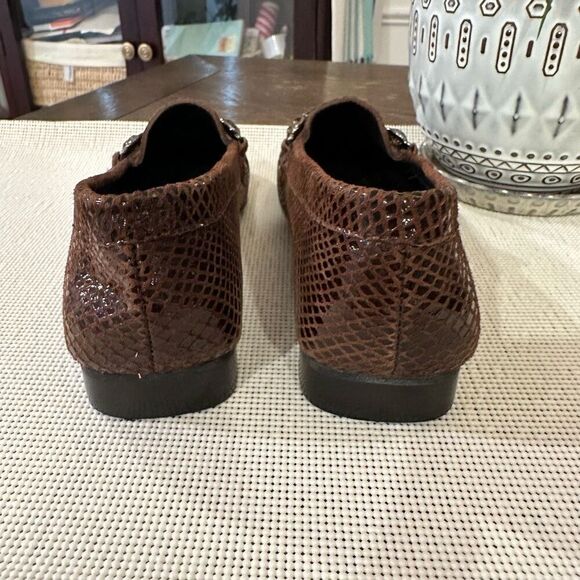 STUART‎ WEITZMAN Brown Python Embossed Comfy Leather Loafers Embellished sz 6.5M - Picture 6 of 9